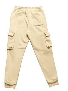 Detailansicht der beigen Cargo-Jogginghose für Herren mit Seitentaschen hinten.