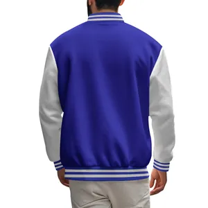 Achteraanzicht van een blauw en wit heren varsity baseballjack met gestreepte boorden.