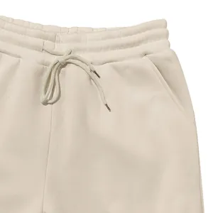 Detailaufnahme des cremefarbenen Herren-Jogginghosenbunds mit elastischem Kordelzug