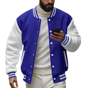 Gedetailleerde weergave van een blauw en wit heren varsity jack met gestreepte boorden.