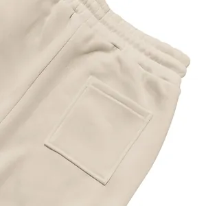 Detailansicht der beigen Fleece-Jogginghose für Herren mit elastischem Bund und Tasche