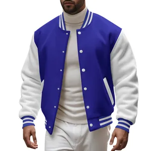 Detailweergave van een blauw-wit varsity jack voor heren met fleecevoering en drukknopen