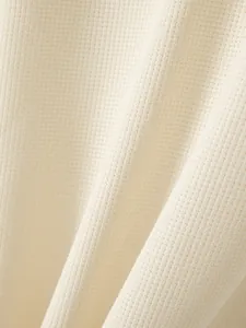 Gros plan détaillé sur la texture gaufrée crème douce pour sweat-shirt décontracté homme