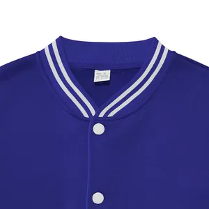 Detailopname van de geribbelde kraag van een blauw varsityjack met witte strepen en label