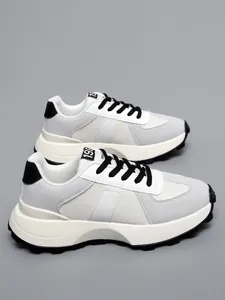 Vista dettagliata delle sneakers chunky leggere autunno 2024 in bianco e grigio.