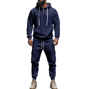 Detailansicht des marineblauen Fleece-Hoodies und der passenden Cargo-Jogginghose