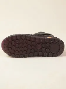Gedetailleerd onderaanzicht van een winterlaars met een duurzame antislip rubberen zool
