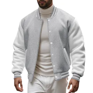 Detailopname van grijs-wit heren varsity jack met geribbelde kraag en drukknopen