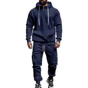 Vollansicht eines marineblauen Herren-Fleece-Trainingsanzugs mit Hoodie und Cargo-Hose