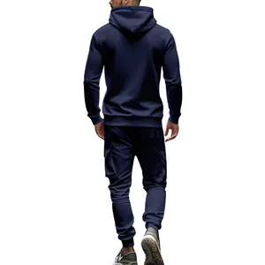 Rückansicht eines dunkelblauen Herren-Trainingsanzugs mit Kapuzenpullover und Cargo-Hose