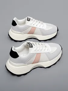 Vista dettagliata dall'alto di eleganti sneaker chunky grigie e rosa con suole spesse per donna
