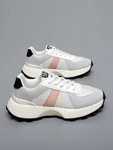 Vista dettagliata delle sneaker chunky dad grigie e rosa con pannelli in mesh traspirante