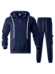 Gesamtansicht des dunkelblauen Herren-Fleece-Trainingsanzugs mit Kapuzenpullover und Cargohose.