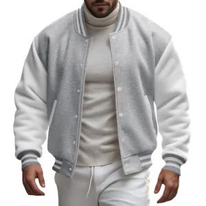 Detailweergave van grijs varsity jack met drukknoppen en gestreepte ribboorden