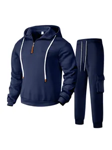 Nahaufnahme des navyblauen Kapuzen-Trainingsanzugs mit Reißverschluss und Cargo-Tasche