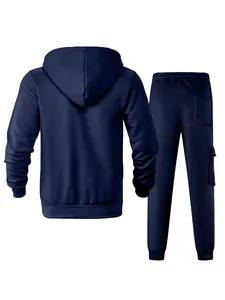 Rückansicht eines marineblauen Herren Fleece-Kapuzenpullover und Cargohosen-Sets