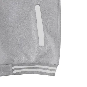Detail van grijs varsity bomberjack met witte zak en gestreepte geribbelde zoom detail