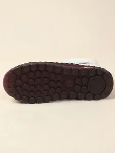 Gedetailleerd zicht op de antislip rubberen zool van witte warme winterlaarzen voor dames