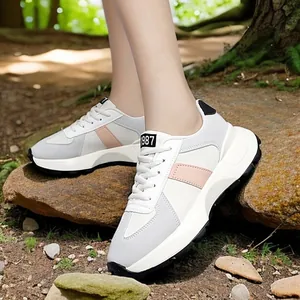 Sneaker autunnali antiscivolo in ecopelle per donna e ragazzi ambientate in un bosco
