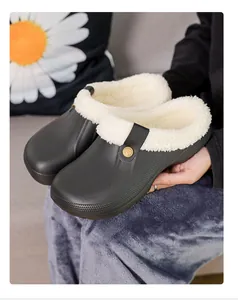 Nahaufnahme von warmen Winterschuhen mit dickem weißem Fleecefutter und weicher Textur für Damen