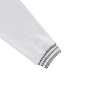 Detail van een witte varsity jacket mouw met grijs en wit gestreepte ribboorden