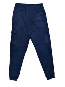 Detailansicht der Rückseite einer marineblauen Herren-Fleece-Cargohose mit Taschen