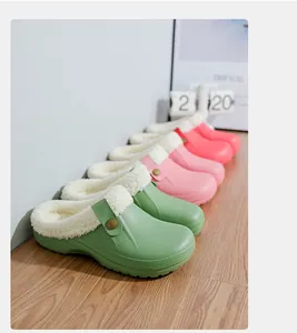 Detailansicht bunter Winter-Clogs mit gemütlichem weißem Fleecefutter für die Nutzung im Haus