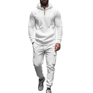 Detailansicht des weißen Herren-Trainingsanzugs mit Kapuzenpullover und Fleece-Futter.