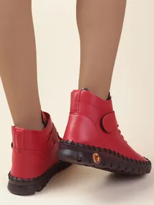 Detail van deze rode winterlaarzen met een voering van imitatiebont en klittenband