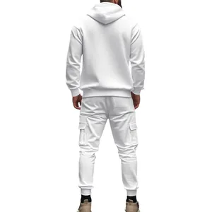 Rückansicht eines weißen Herren-Trainingsanzugs aus Fleece mit Kapuzenpullover und Cargohose