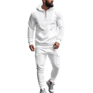Detailansicht Herren-Trainingsanzug in Weiß mit Kapuzenpullover und Cargohose.
