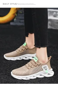 Gros plan de baskets en maille flyknit kaki respirantes avec semelle à vagues au pied