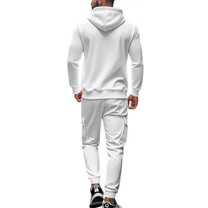 Detailansicht der Rückseite eines weißen Fleece-Hoodies und der passenden Jogginghose für Herren