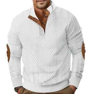 Detalle de sudadera de jacquard blanca para hombre con una elegante tapeta marrón
