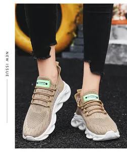 Vue détaillée de baskets respirantes en maille beige avec semelles blanches.