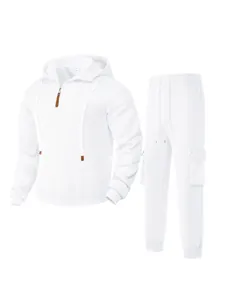 Detail eines weißen Herren-Sportanzugs mit Kapuzen-Sweatshirt und Cargo-Hose