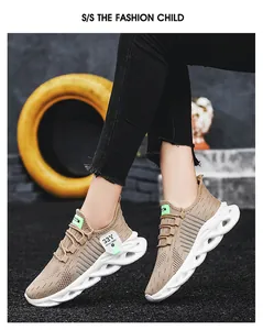 Gros plan sur des baskets en maille kaki respirantes pour garçons avec semelle épaisse.