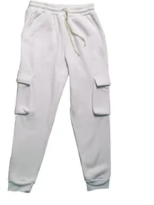 Detailansicht der weißen, fleecegefütterten Cargo-Jogginghose mit Kordelzug und Bündchen