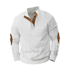 Sudadera blanca de hombre con cuello de botones y parches marrones en los codos