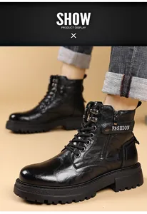 Nahaufnahme schwarzer Herren-Stiefeletten mit Reißverschluss und Riemendetail.