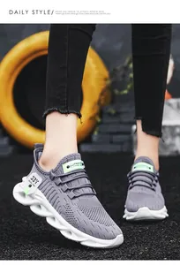 Gros plan de baskets grises respirantes en maille pour garçons dans un style très urbain