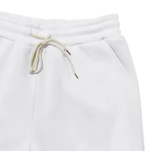Detailansicht des weißen Fleece-Jogger-Bunds mit cremefarbenem Kordelzug und Seitentasche.