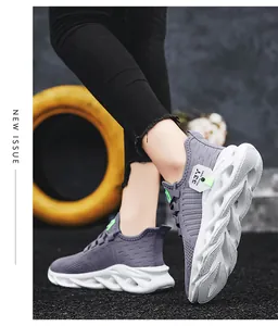 Vue latérale de baskets en mesh gris respirant pour jeunes avec semelles blanches
