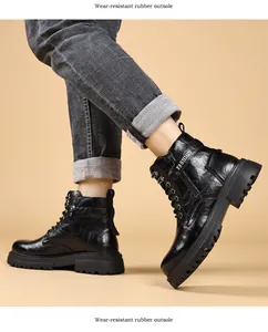 Detaillierte Seitenansicht schwarzer Leder-Stiefeletten mit robuster dicker Gummisohle