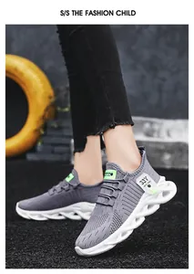 Gros plan de baskets grises en maille pour garçons avec semelles blanches évidées