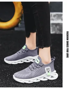 Vue latérale de baskets en mesh gris respirant avec semelle creuse blanche