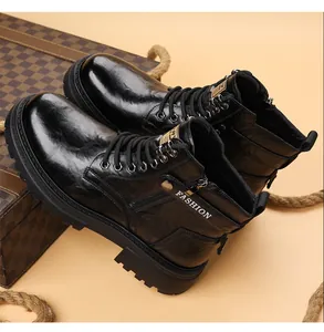 Detailansicht schwarzer Herren-Stiefeletten mit Reißverschluss und dicker Sohle