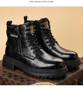 Detailaufnahme schwarzer Herren-Plateau-Lederstiefel auf einem Vintage-Koffer