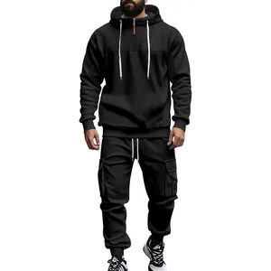 Detailansicht des schwarzen Herren-Trainingsanzugs mit Fleece-Futter und Hoodie