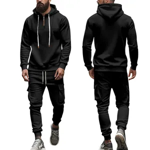 Vorder- und Rückansicht eines schwarzen Fleece-Kapuzenpullovers und Jogginghose für Herren